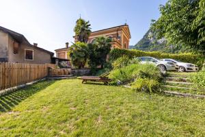 A garden outside Residence Lena App 1 with Balcony
