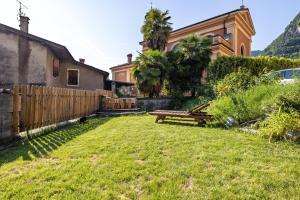 A garden outside Residence Lena App 1 with Balcony