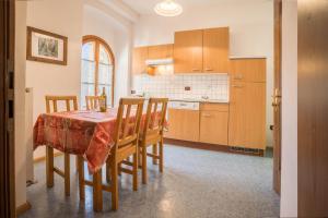 A kitchen or kitchenette at Residence Lena App 1 with Balcony