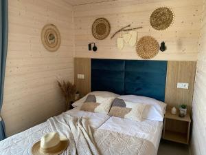 sypialnia z łóżkiem z niebieską głową w obiekcie Domki Morska Przygoda w Sarbinowie