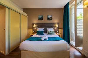 Giường trong phòng chung tại HOTEL CERISE - LES SOURCES Luxeuil-les-Bains