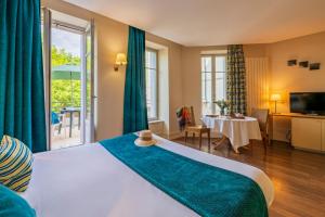 Una cama o camas en una habitación de HOTEL CERISE - LES SOURCES Luxeuil-les-Bains