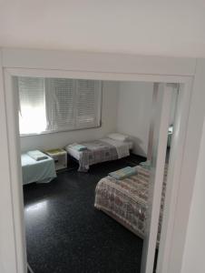 een kamer met 2 bedden en een raam bij elios home in Genua