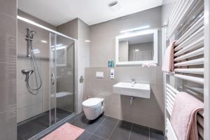 a bathroom with a toilet and a sink and a shower at Horní Mísečky - I3 Pohodlný a teplý apartmán u sjezdovky in Horni Misecky +11 photos