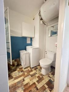 a bathroom with a toilet and a sink at Saint Cyr-sur-mer la Madrague les AÏgues Marines in Saint-Cyr-sur-Mer