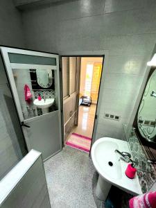a bathroom with a sink and a mirror at Appartement dans résidence à 2 pas de la mer et parking in Tangier