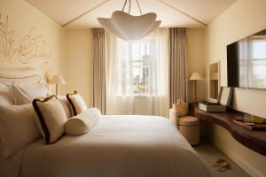 ein Schlafzimmer mit einem weißen Bett und einem Fenster in der Unterkunft No 42 by GuestHouse, Margate in Margate