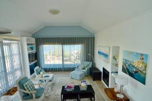 sala de estar con sofá y mesa en Spectacular views Simonstown en Ciudad del Cabo