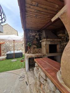 um pátio com um forno exterior com um banco em Family house em Hvar