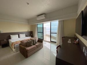 Postel nebo postele na pokoji v ubytování Tropical Executive Hotel