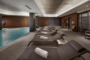 Bazén v ubytování Grands Suites Hotel Residences and Spa nebo v jeho okolí