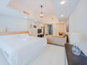 Gallery image of Bright Furnished Studio Apartment, JLT in Dubai