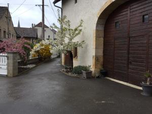 an alley with a wooden garage door in a house at Appartement ravissant en bordure du Doubs 