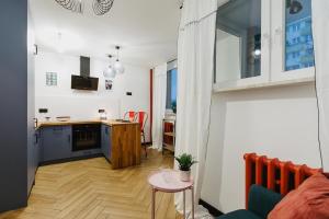 a small apartment with a kitchen and a living room at Apartament Lwowska in Lublin