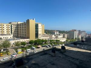 uitzicht op de stad vanaf het dak van een gebouw bij AK CENTER 1+1 Daire in Yomra