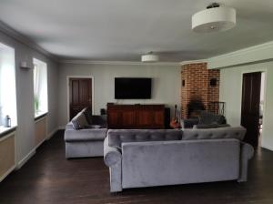 Telewizja i/lub zestaw kina domowego w obiekcie Srokowski Dwór 1 - Mazurski Dwór - 450m2