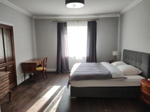 Łóżko lub łóżka w pokoju w obiekcie Srokowski Dwór 1 - Mazurski Dwór - 450m2