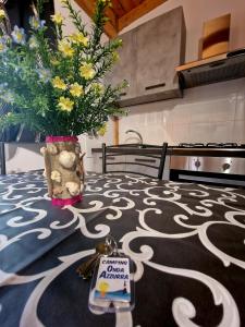 una mesa con un jarrón de flores encima en Camping Onda Azzurra, en Ortona