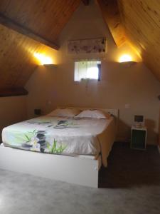 1 dormitorio con 1 cama grande en el ático en L'Auvaysou en Saint-Cyprien-sur-Dourdou