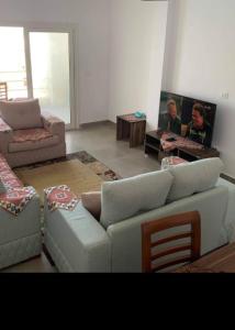 ein Wohnzimmer mit einem Sofa und einem Tisch in der Unterkunft Amwaj north Coast 