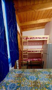Habitación con cama, mesa y nevera. en Camping Onda Azzurra en Ortona