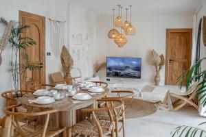 Bohemian Jogja Villas with Private Pool的电视和/或娱乐中心