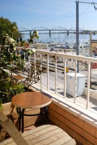 uma varanda com uma mesa e vista para um porto em Aquarela do Tejo Guesthouse em Vila Franca de Xira