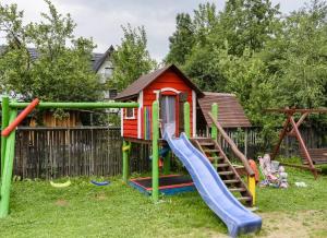 einen Spielplatz mit Rutsche und Spielhaus in der Unterkunft U Ziutka in Jurgów