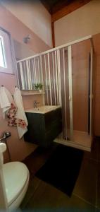 uma casa de banho com um lavatório, um chuveiro e um WC. em Camping Onda Azzurra em Ortona