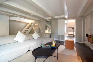 uma sala de estar com um sofá e uma mesa em LUXURY Penthouse · Private Balcony · Heart of Copenhagen em Copenhaga