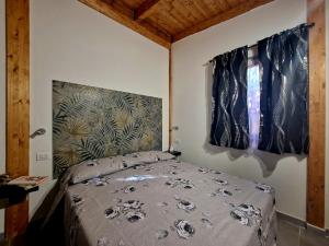 um quarto com uma cama e uma janela em Camping Onda Azzurra em Ortona