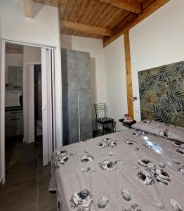 1 dormitorio con 1 cama grande y puerta de cristal en Camping Onda Azzurra en Ortona