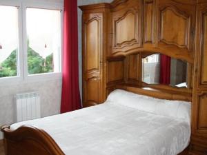 1 dormitorio con cama de madera y ventana en Gîte Monétay-sur-Allier, 3 pièces, 4 personnes - FR-1-489-110 en Monétay-sur-Allier