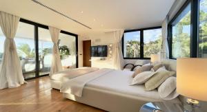 ein Schlafzimmer mit großem Bett und großen Fenstern in der Unterkunft Casa Tyane in Sant Jordi + 37 Fotos