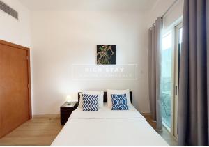 Postel nebo postele na pokoji v ubytování Marina View Tower-A 1BR by Rich Stay