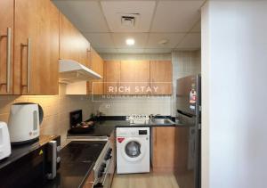 Kuchyň nebo kuchyňský kout v ubytování Marina View Tower-A 1BR by Rich Stay