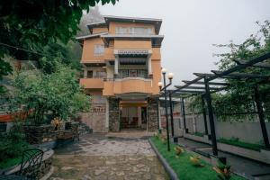 een gebouw met een binnenplaats ervoor bij Summit Bougainvillea Tea Resort in Kurseong