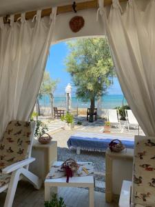 um pátio com cadeiras e vista para o oceano em Villa in spiaggia tra fiori e mare em Torre Mileto