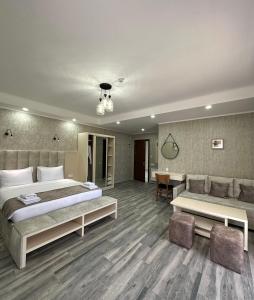een grote slaapkamer met 2 bedden en een bureau bij Luxmani Hotel & Spa in Tbilisi City