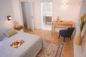 - une chambre avec un lit et un plateau de fruits dans l'établissement Le M. Musée du vin - l'appartement, à Paris