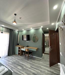 TV a/nebo společenská místnost v ubytování Luxmani Hotel & Spa