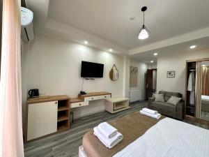 TV a/nebo společenská místnost v ubytování Luxmani Hotel & Spa