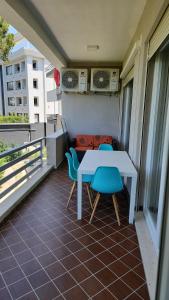 einen Tisch und Stühle auf dem Balkon eines Gebäudes in der Unterkunft Ioli's House in Mullini i Danit