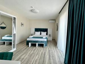 Postel nebo postele na pokoji v ubytování Luxmani Hotel & Spa