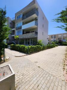 ein Gebäude mit einer steinernen Einfahrt davor in der Unterkunft Ioli's House in Mullini i Danit