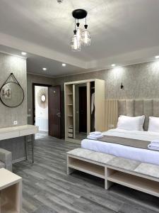 1 dormitorio con 1 cama grande y escritorio en Luxmani Hotel & Spa, en Tiflis