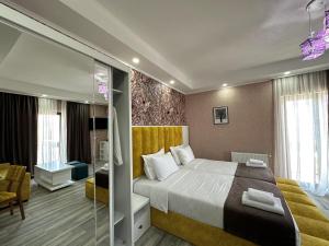 um quarto de hotel com uma cama e uma parede de vidro em Luxmani Hotel & Spa em Tbilisi