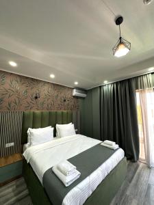 Postel nebo postele na pokoji v ubytování Luxmani Hotel & Spa