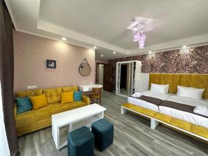 Postel nebo postele na pokoji v ubytování Luxmani Hotel & Spa