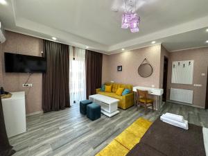TV a/nebo společenská místnost v ubytování Luxmani Hotel & Spa